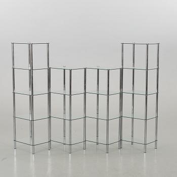 A SET OF 4 GLASS SHELVES.