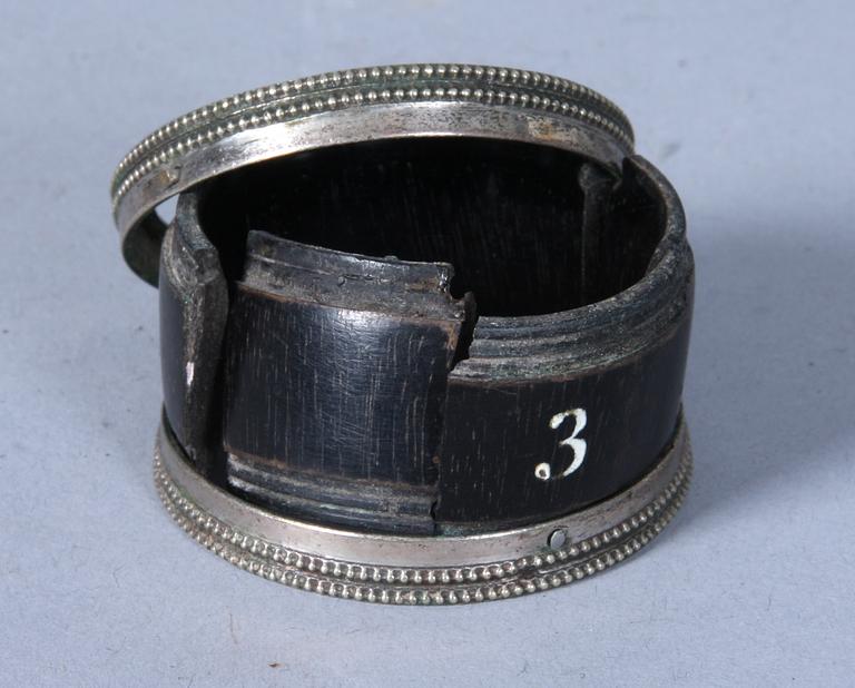 SERVETTRINGAR, 12 st, pläter och trä,1800-talets slut.