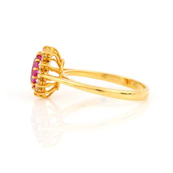 RING, 22 k guld, med rosa safir samt diamanter. 2000-tal. Vikt ca 3 gram.