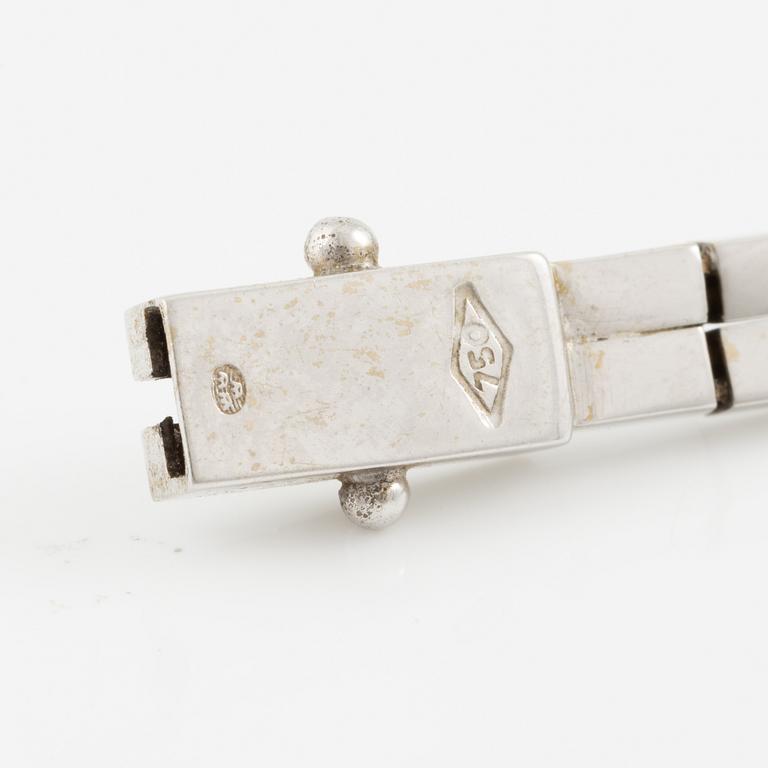 Bracelet, 18K white gold set with seven brilliant-cut diamonds.