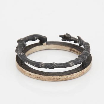 Copula, silver, två armband och en ring.