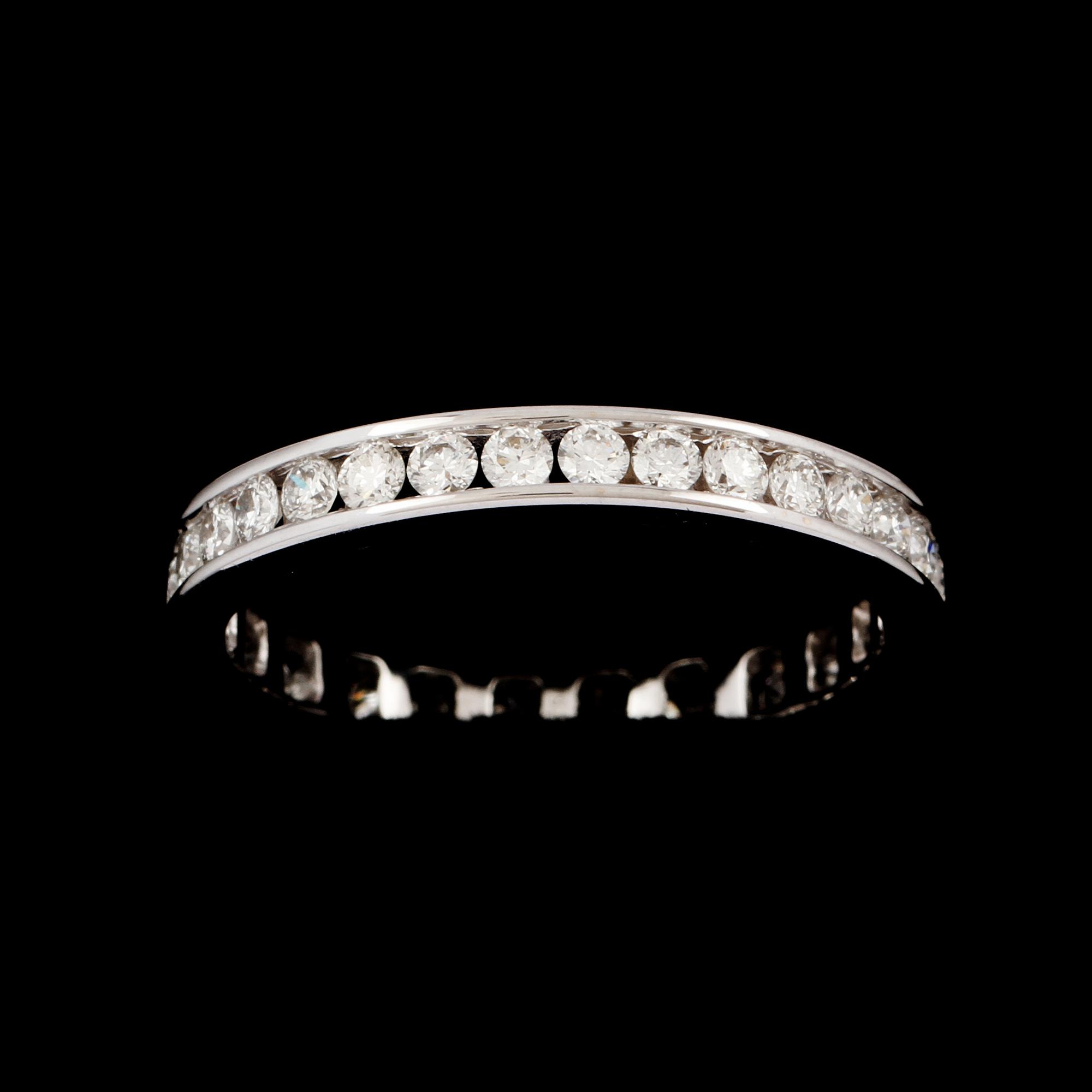 RING, 18K vitguld med briljantslipade diamanter, ca 1.00 ct. Vikt 2,7 g.