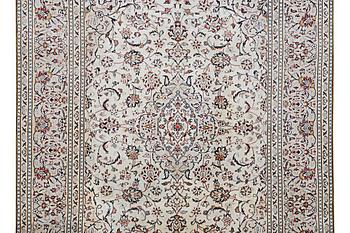 A Kashan carpet, c. 302 x 205 cm.