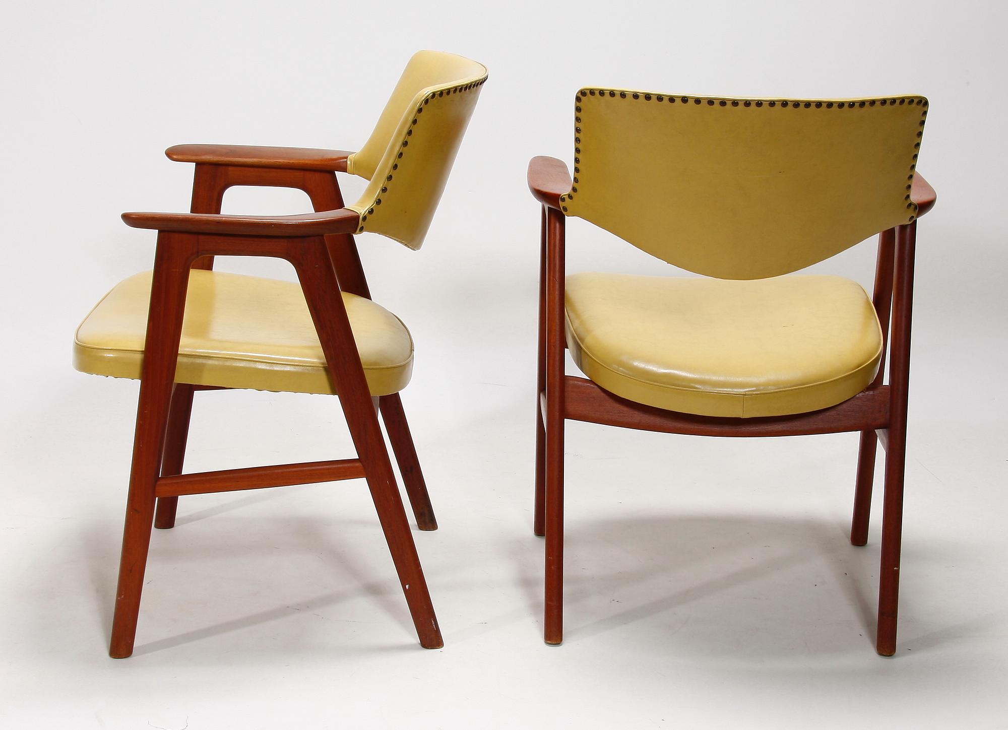 KARMSTOLAR, ett par, märkta Hoeng Stole, Erik Kirkegaard, 1960-tal.