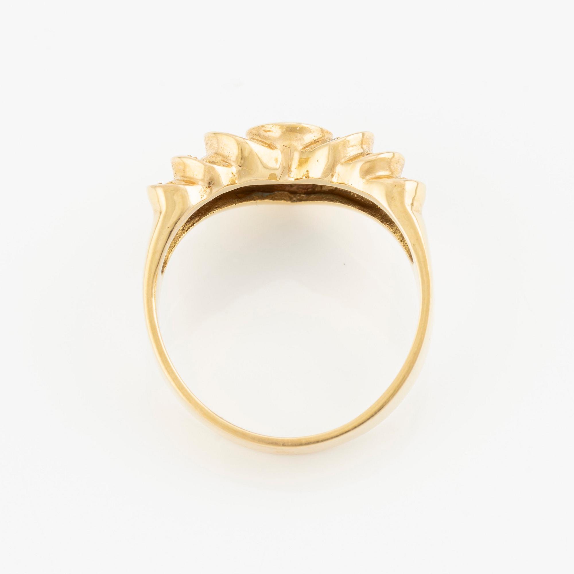 Ring in 18K gold with a sapphire and round brilliant-cut diamonds.
