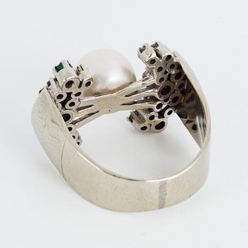 RING, vitguld med pärla, diamanter, safir, smaragd och rubin.
