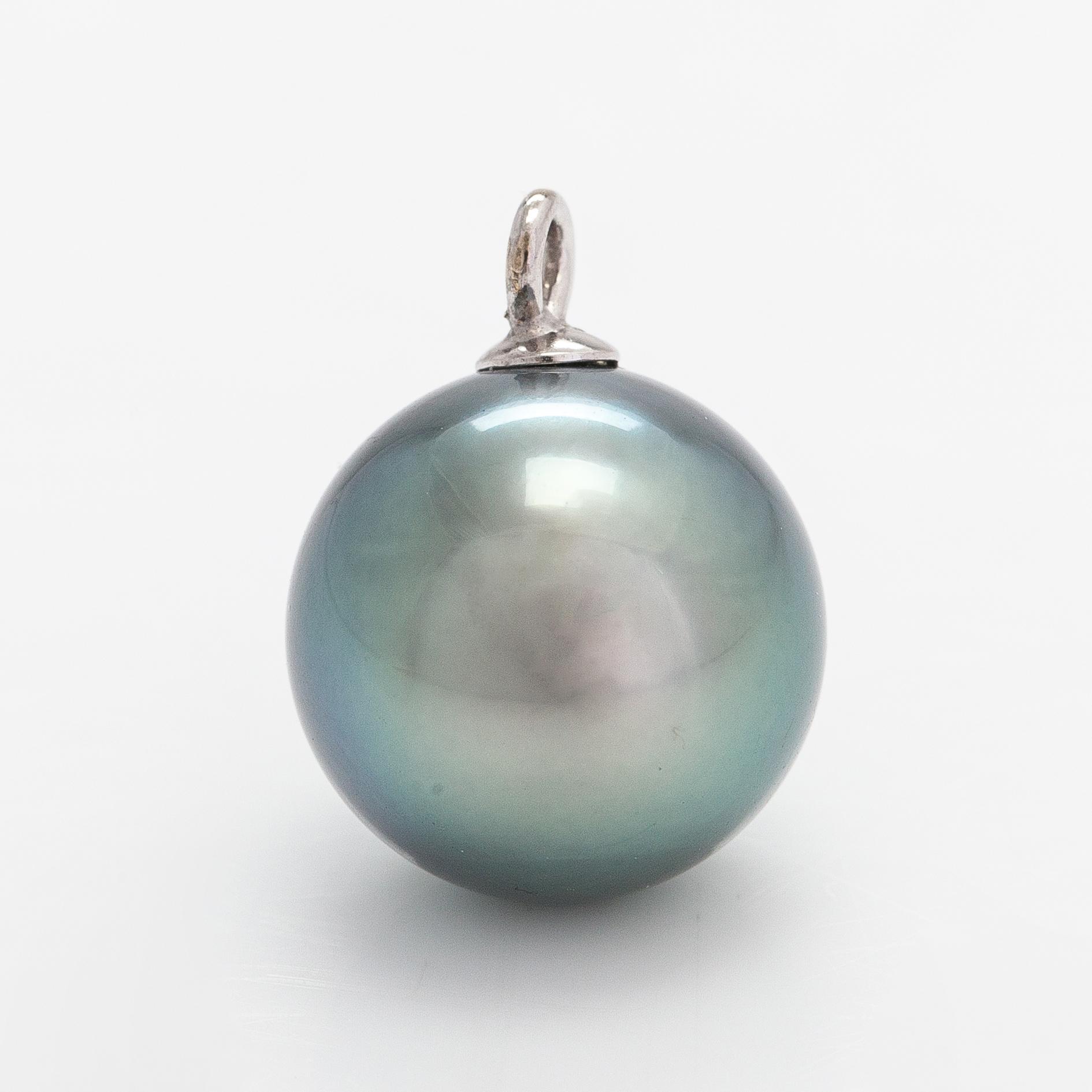 A 14K white gold an tahiti pearl pendant.