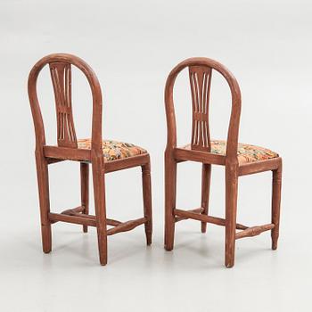 Stolar, ett par, sengustavianska provinsarbeten, omkring år 1800.