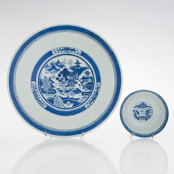 A large blue and white porcelain dish and a bowl. China, late Qing dynasty.