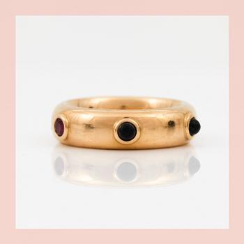 RING, Gaudy, med 3 rubiner och 3 cabochonslipade onyxer.