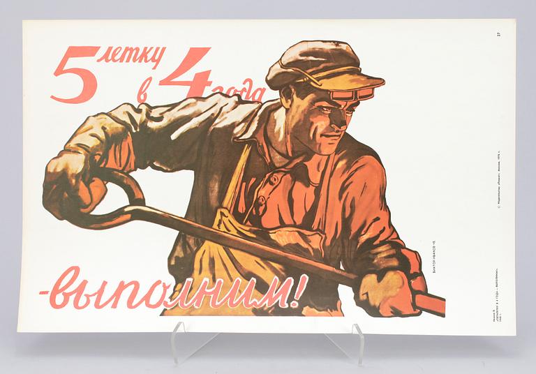 RYSKA POLITISKA AFFISCHER, 31 st i mapp, från 1920-1970-tal, tryckta 1976.