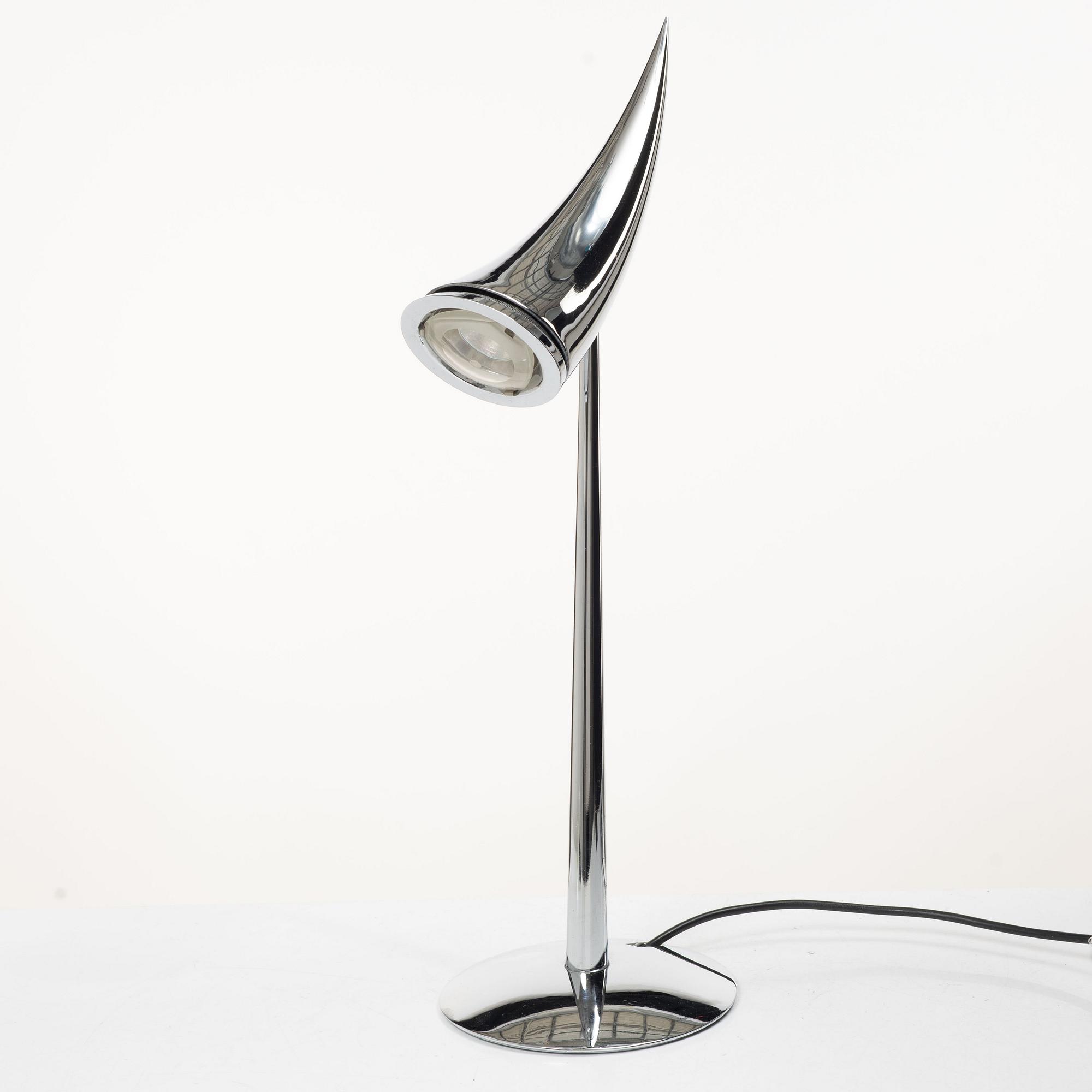 Philippe Starck, Bordslampa "Ara" av förkromad metall. Flos, Etikettmärkt.