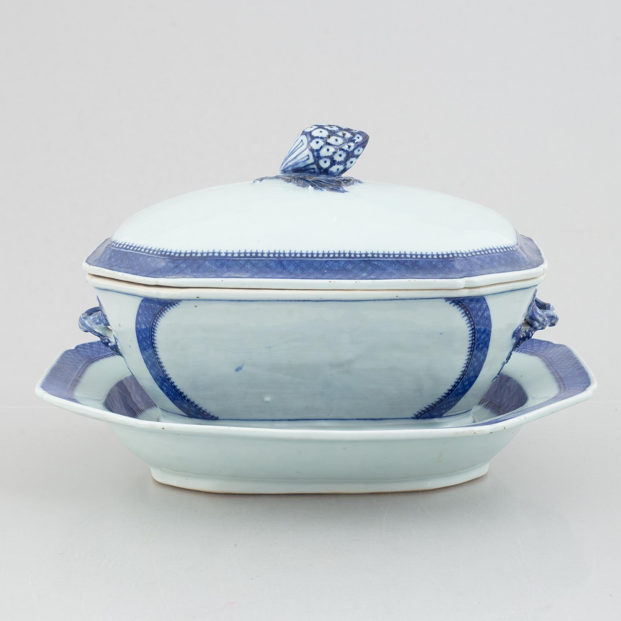 Terrin med lock och fat, kompaniporslin, Kina, Qingdynastin, Qianlong (1736-95).