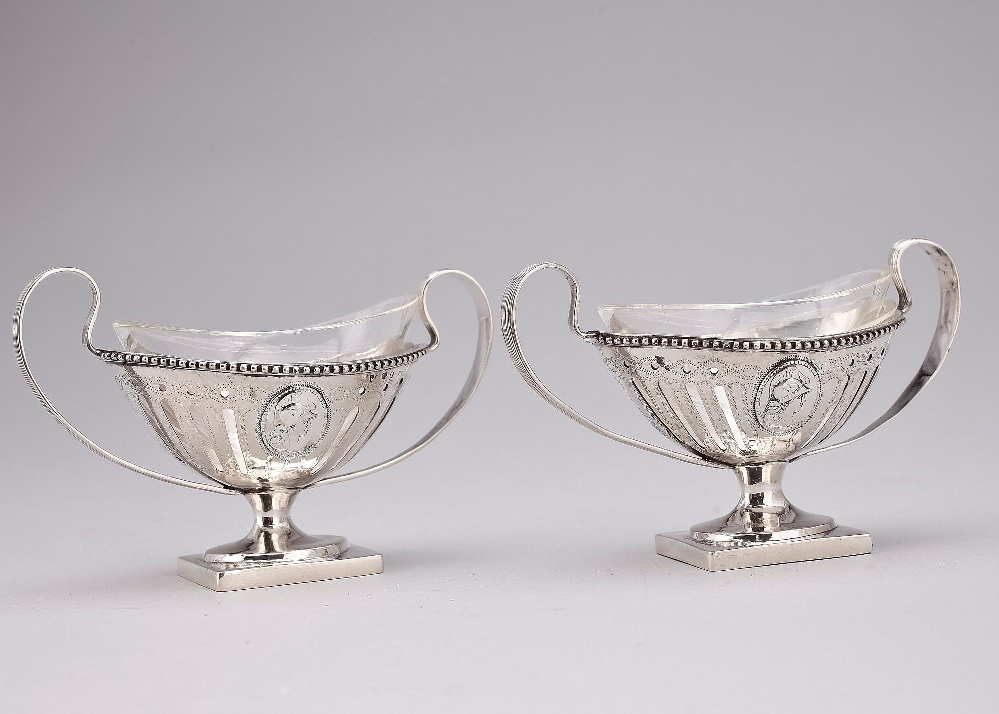 SALTKAR, ett par, silver, sengustavianska, Isak Apelquist, Stockholm 1797. Silvervikt ca 195 gram.