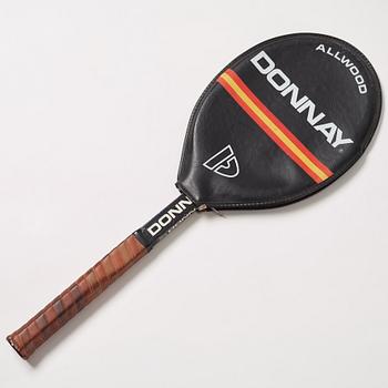 Tennisracket i trä, Donnay. Spelad med av Björn Borg i Wimbledon. Blekt signatur på Slipcasen.