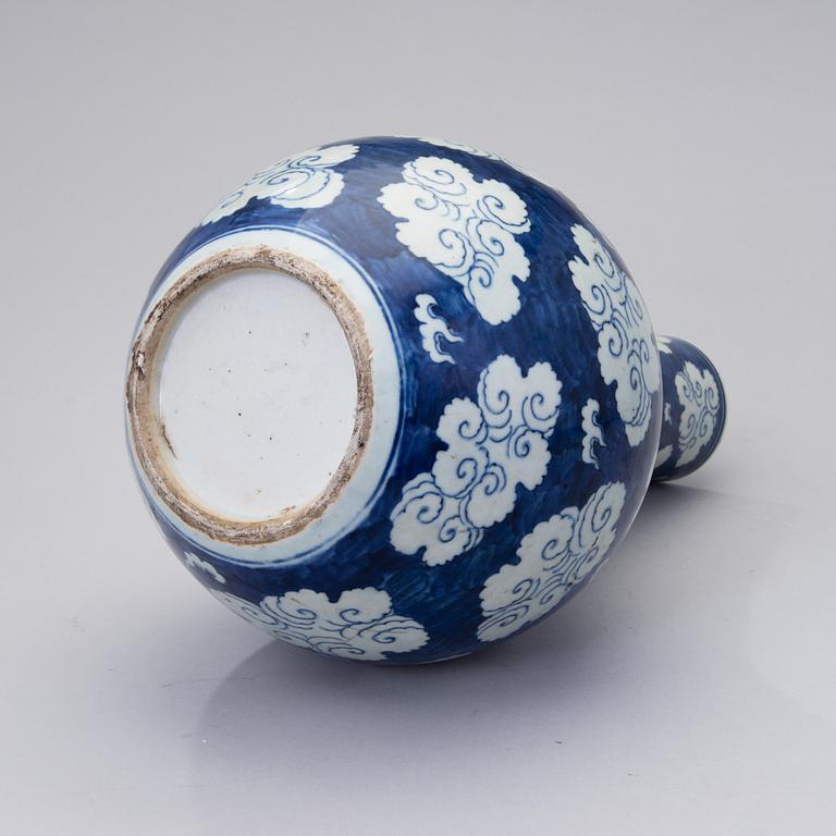 A latter half of the 19th century Chinese porcelain vase.