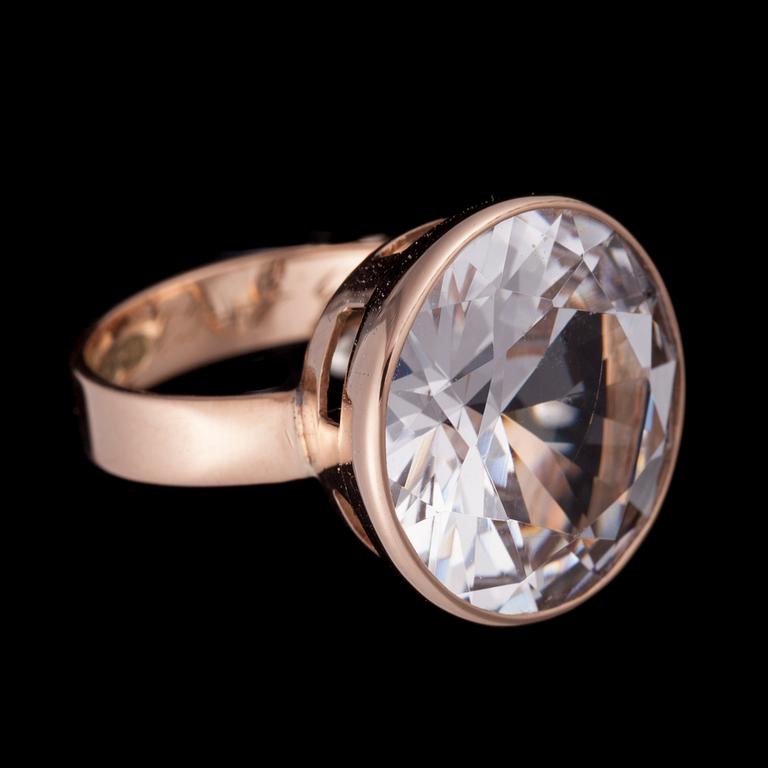 RING, 14K guld, syntetisk spinell. Tammen Koru, Turku 1969. Vikt ca 5,4 g.