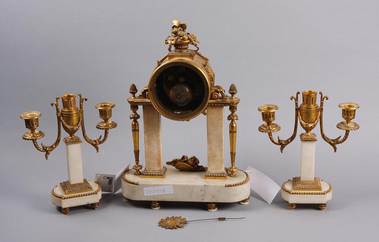 BORDSPENDYL MED KANDELABRAR, 3 delar, marmor, mässing, Louis XVI-stil, omkring 1900.
