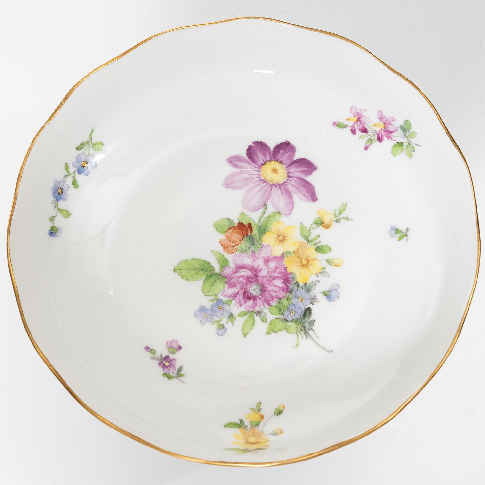 Royal Copenhagen, a 33-piece dinner service, 'Saxon Flower', Denmark.