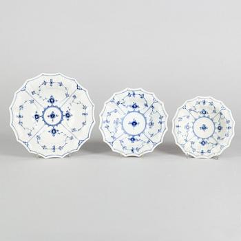 A set of three 'Blue Fluted Plain' porcelain dishes, Royal Copenhagen, model 140, 141 and 142, 1898-1923 and 20th centur.