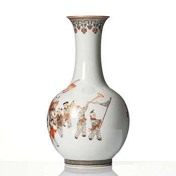 A finely painted Chinese vase, 20th Century. Seal mark to base.