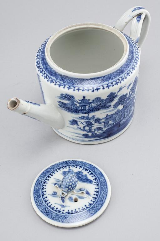 A porcelain tea pot from China, Qianlong (1736- 1795).