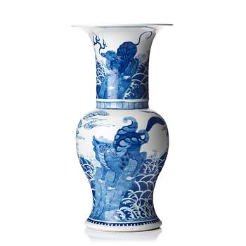 808. A blue and white vase, late Qing dynasty, 19th Century.