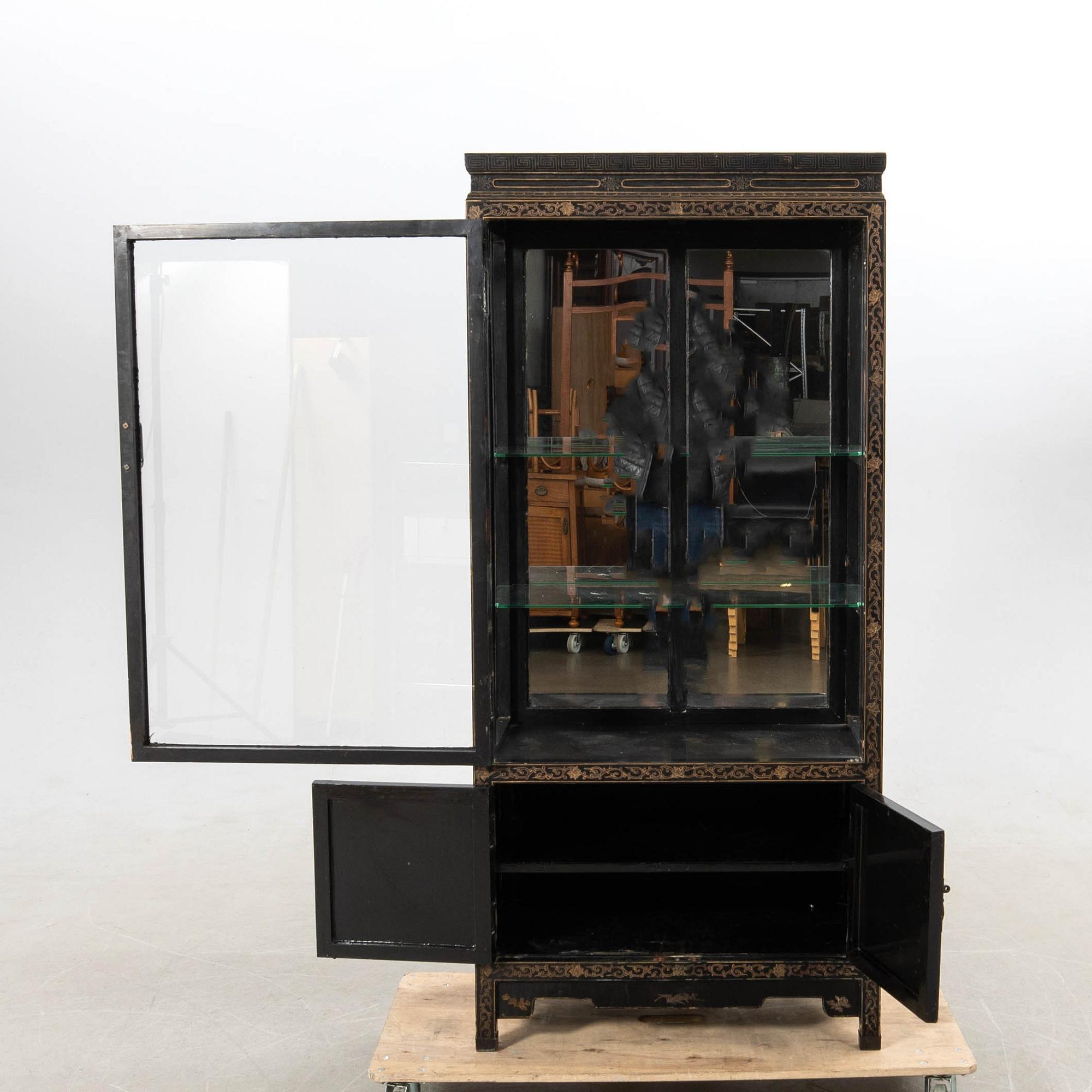 Display cabinet, China, 20th century.