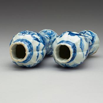 A matched pair of blue and white vases, Qing dynasty, Kangxi (1662-1722).