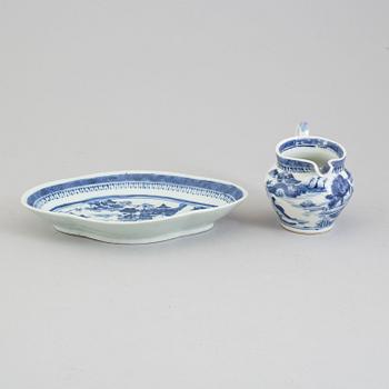 A blue and white ewer and a dish, Qing dynasty, Jiaqing (1796-1820).