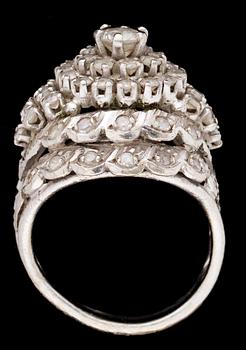 RING, vitguld med diamanter.