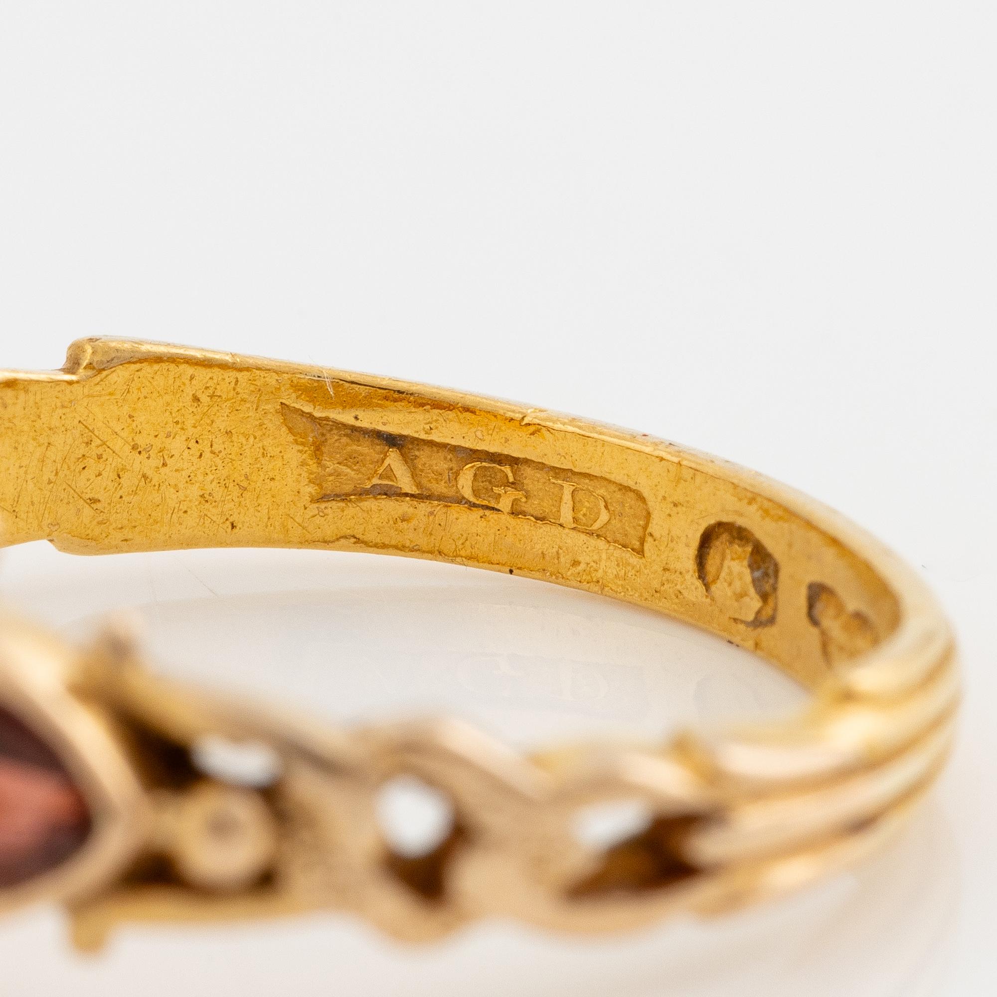 Ring 23K gold with garnets and pearls.