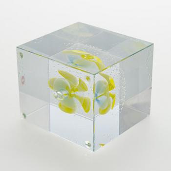 Oiva Toikka, an annual glass cube 2000, signed Oiva Toikka Nuutajärvi 2000, 960/2000.