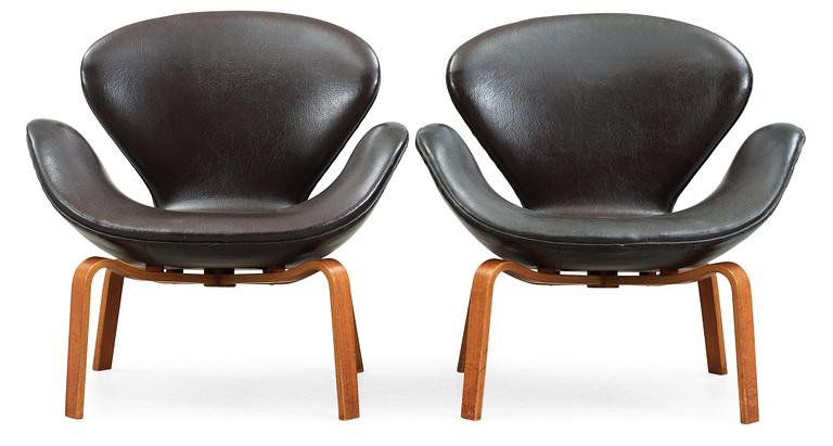 A pair of Arne Jacobsen brown artificial leather 'Swan' easy chairs, Fritz Hansen 1966.