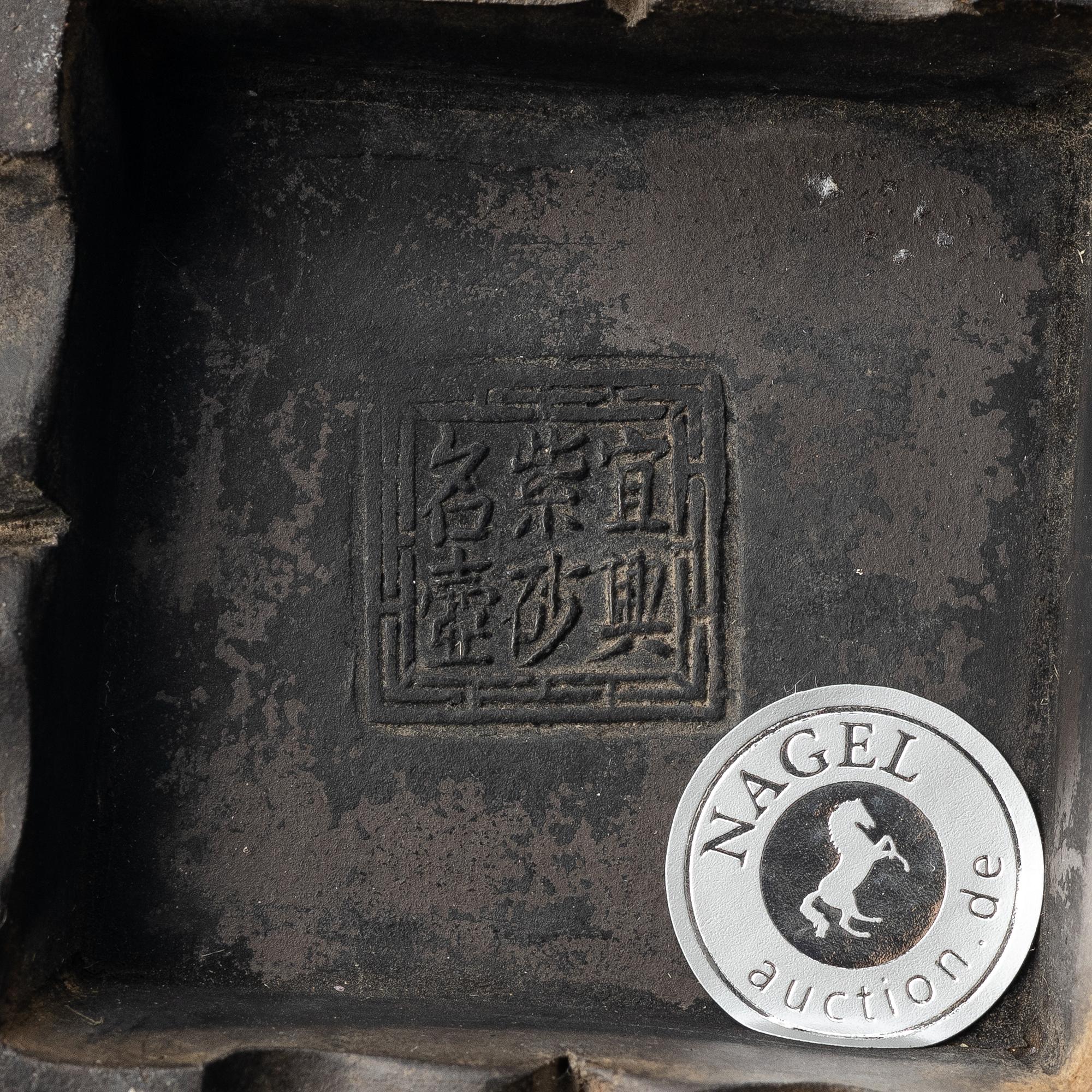 A Chinese brown yixing teapot, late Qing dynsaty / early 1900s.