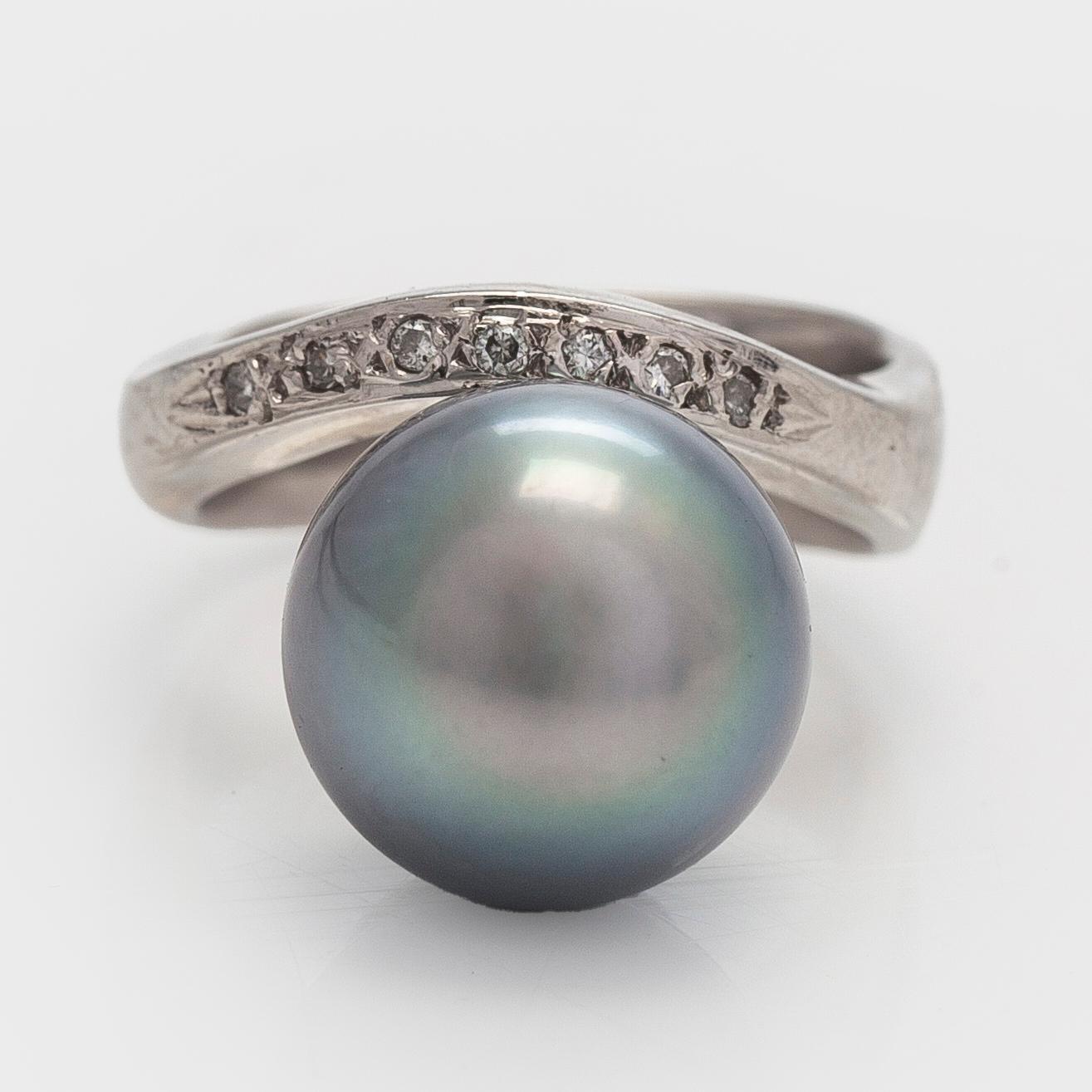 Ring, 18K vitguld, med odlad Tahiti pärla och diamanter. Finska stämplar 2005.