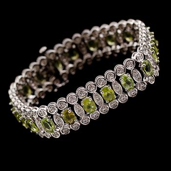 ARMBAND, sterlingsilver, gröna peridoter tot ca 21,50 ct, vita topaser tot ca 6,20 ct.