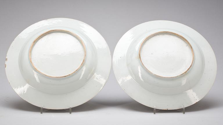 TALLRIKAR, ett par. Porslin,  Kina Qianglong(1736-1795).