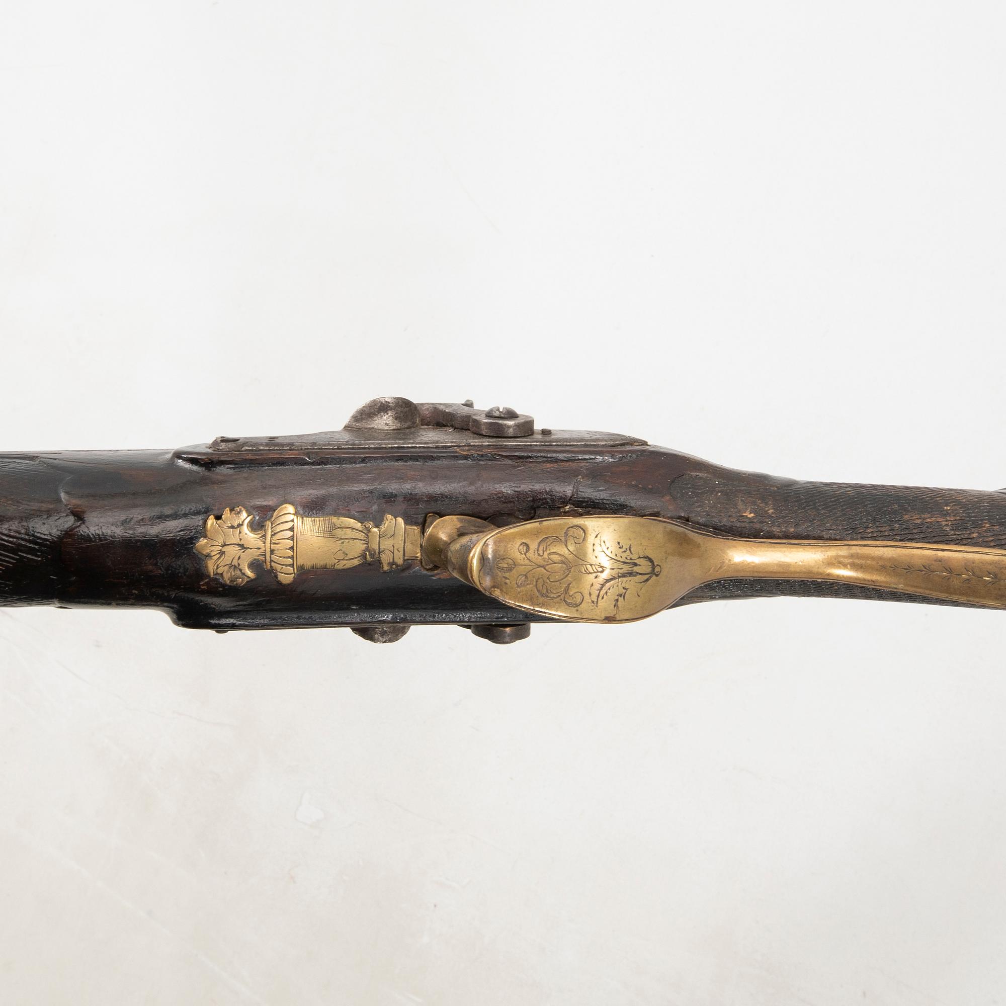 Slaglåsgevär, dubbelpipigt, ändrat från flintlås, 1800-tal.