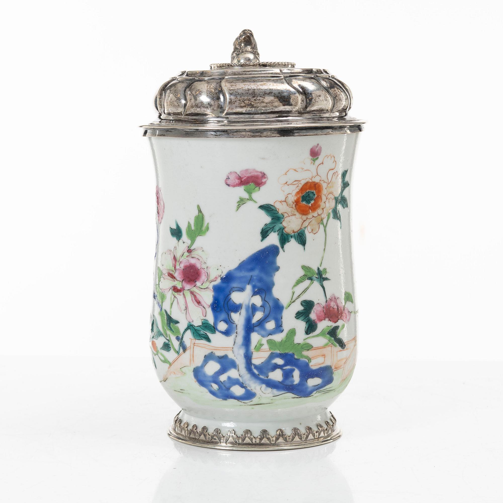 Nils Gram d ä, mugg med silverlock, kompaniporslin och silver, Köpenhamn 1756 samt Qingdynastin Qianlong (1736-95).