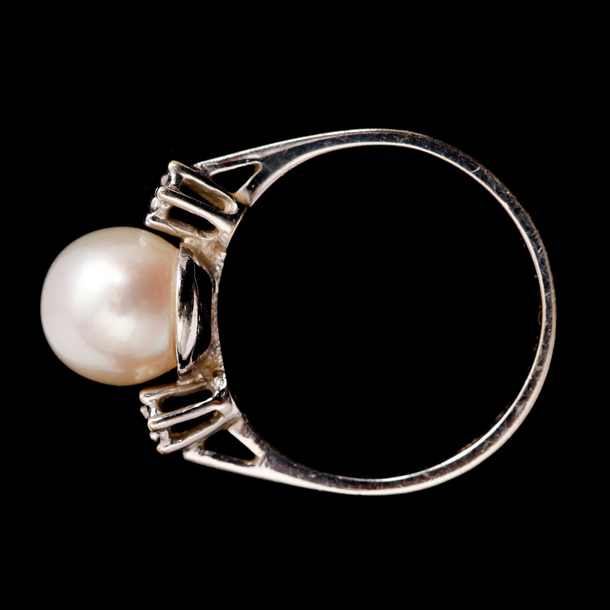 RING, 18 k vitguld, briljantslipade diamanter samt odlad pärla. Total vikt ca 3 g.