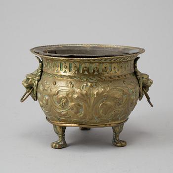 A 19TH CENTURY BRASS FLOWER POT.