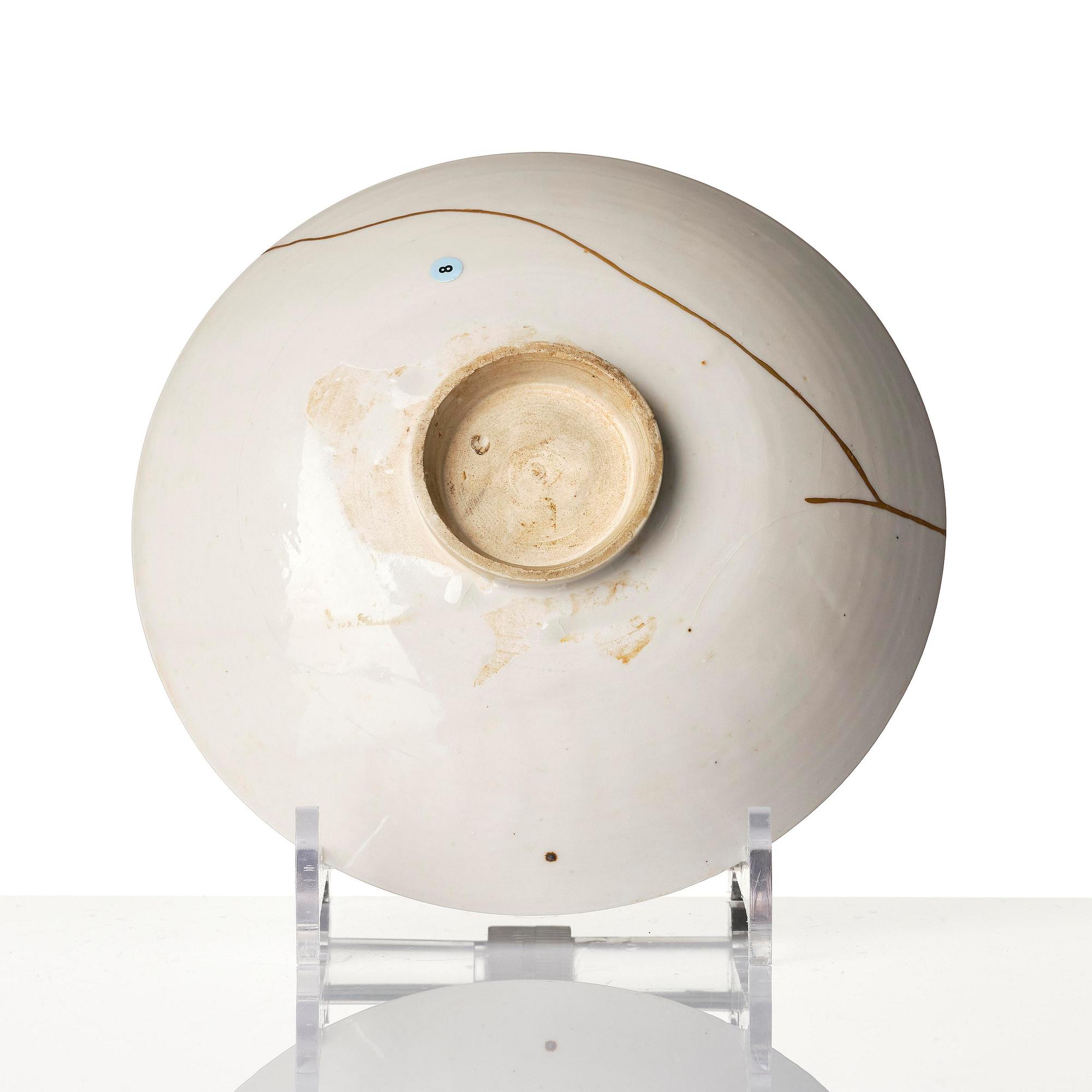 Skålar två stycken, vitglaserade samt kanna med lock, keramik, 1600-/1700-tal.