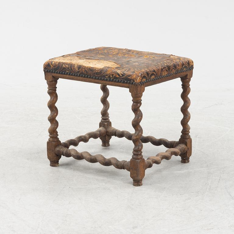 Taburett, barockstil, 1800-tal klädd med äldre gyllenläder.