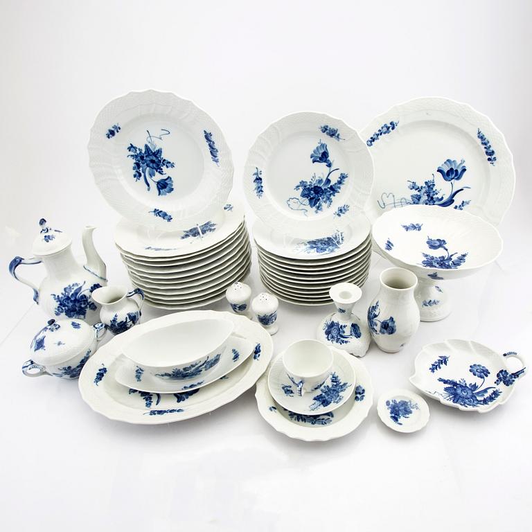 Service 68 dlr "Blå Blomst" Royal Copenhagen Denmark porcelain 1967-1991.