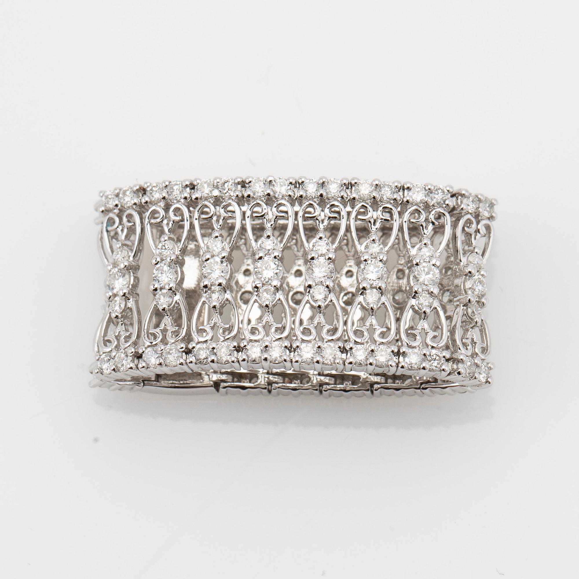Ring, 18k white gold with brilliant-cut diamonds.