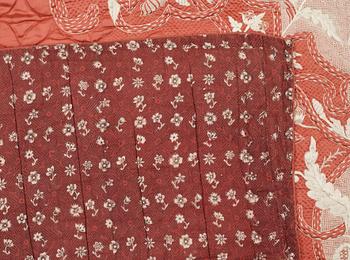 TÄCKE, broderat siden, 1800-tal. 202 x 212.