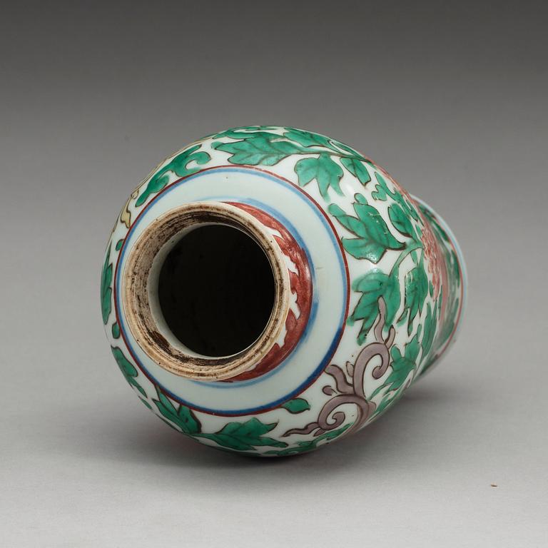 A Transitional wucai vase, 17th Century.