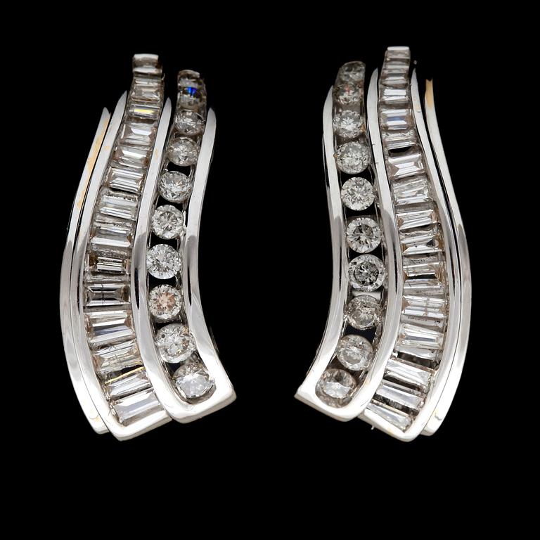 ÖRHÄNGEN, 14k vitguld med briljant- o baguettslipade diamanter tot ca1,00ct. Vikt 5,5g.