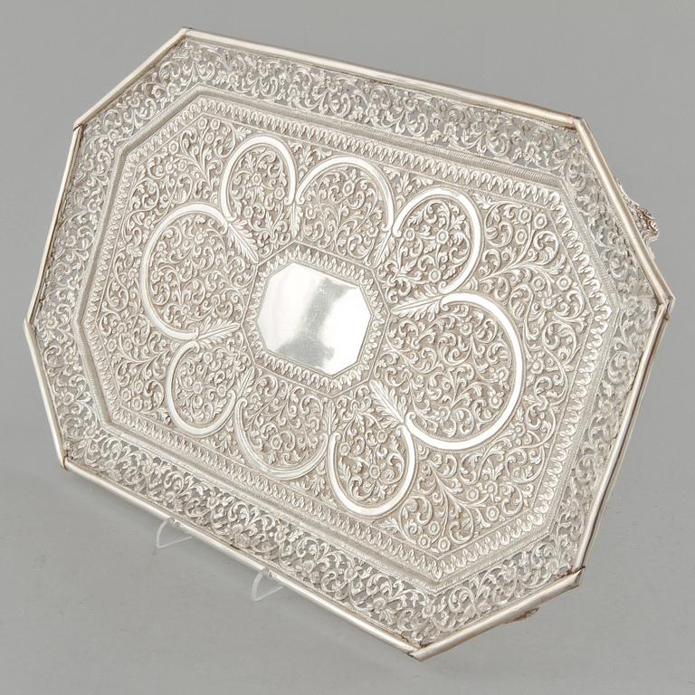 BRICKA, låghaltigt silver, 1900-tal. Vikt 1140 g.